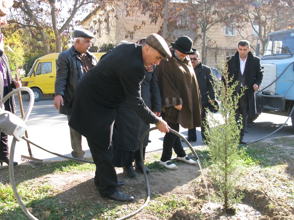 Beynəlxalq ƏLillər Günü ilə bağlı BƏC İB keçirdiyi iməcilikdə Tahir Xudiyev ağac əkərkən